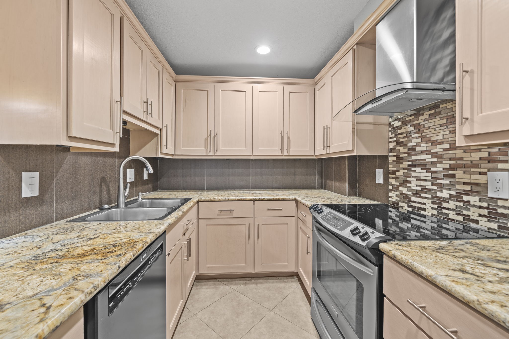 5801 Lumberdale Road, Unit 132 Houston, TX 77092 - Photo 4 of 33 Updated kitchen featuring granite countertops