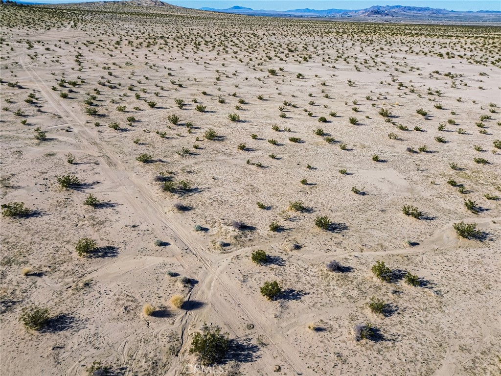76100 2 Mile Road Twentynine Palms, CA 92277 - Photo 31 of 37 a close up of a white marble wall