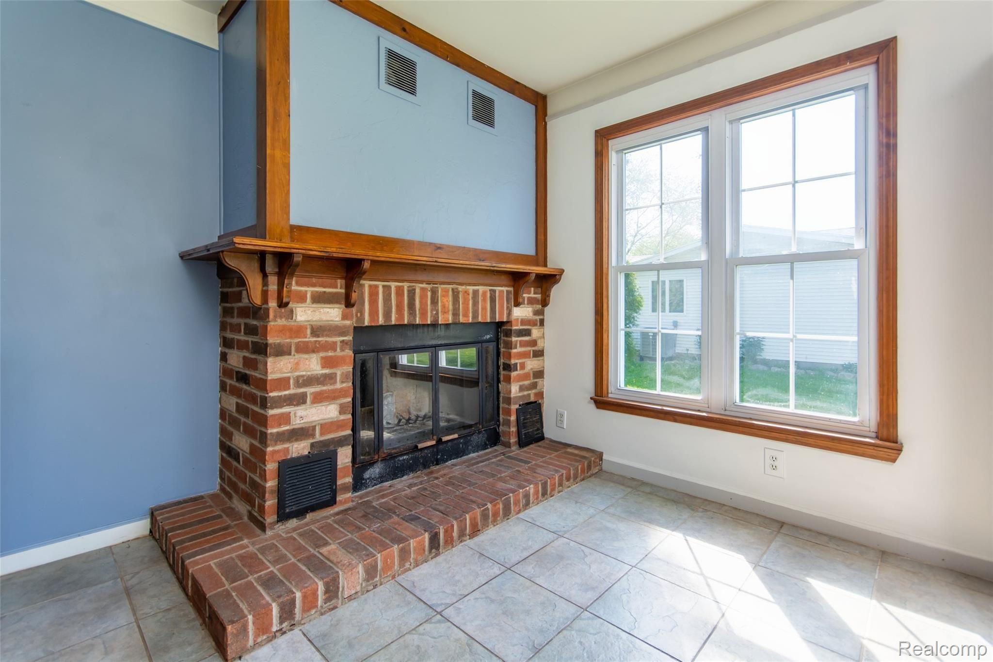 3099 Vincent Road North Street, MI 48049 - Photo 5 of 24 DSC_5558enf.jpg