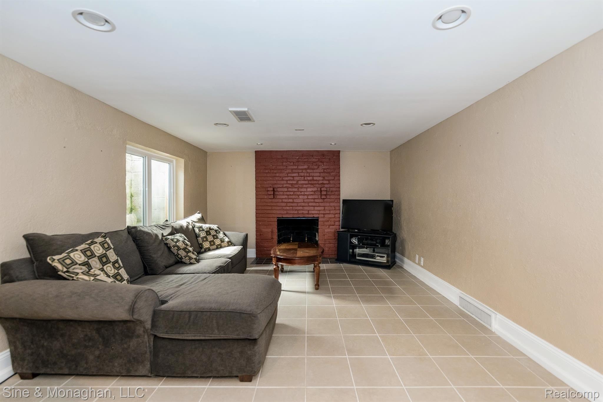 470 Fisher Road Grosse Pointe, MI 48230 - Photo 24 of 33 DSC_0368.jpg