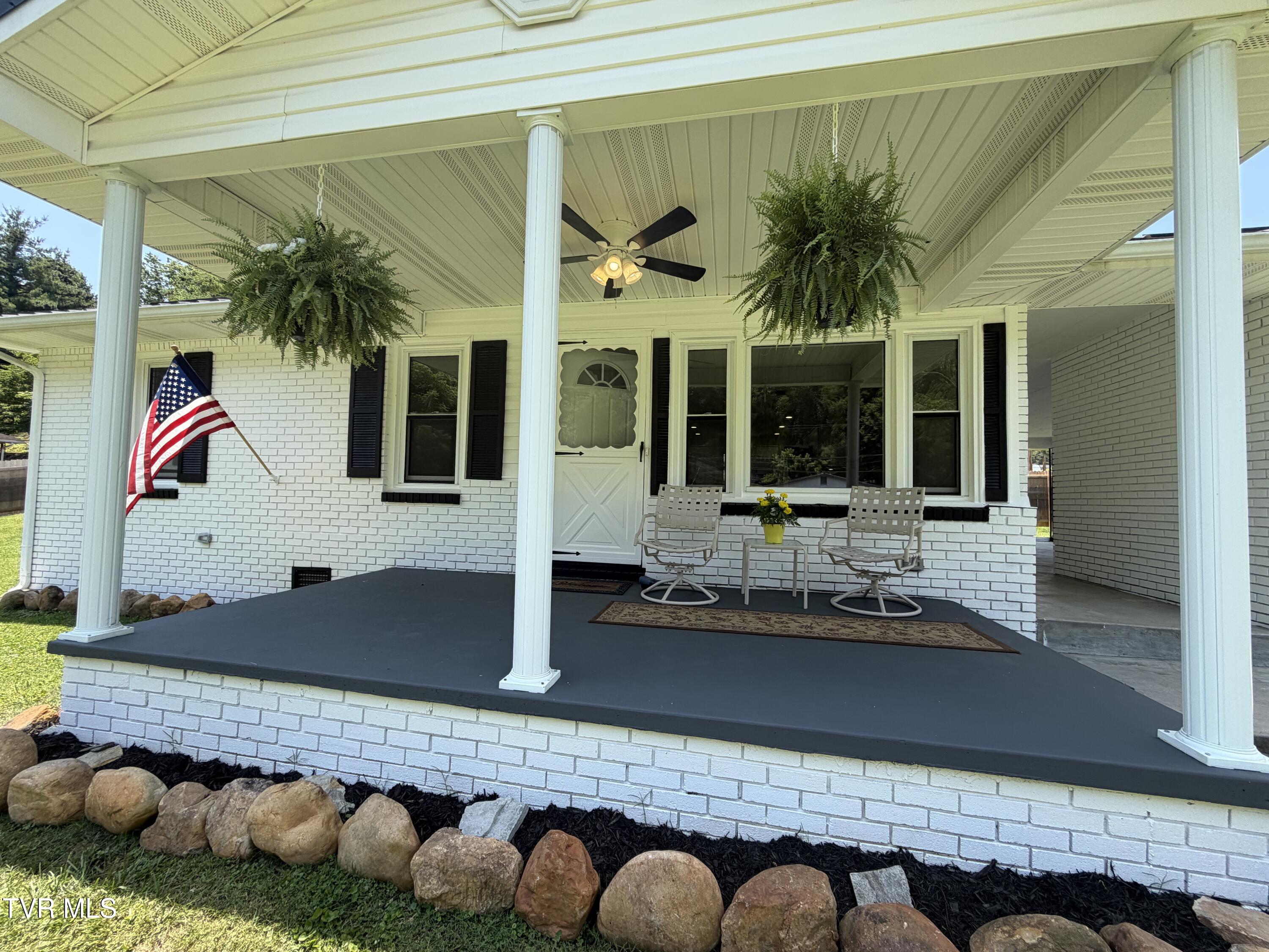 103 Commodore Avenue Elizabethton, TN 37643 - Photo 3 of 45 IMG_0716