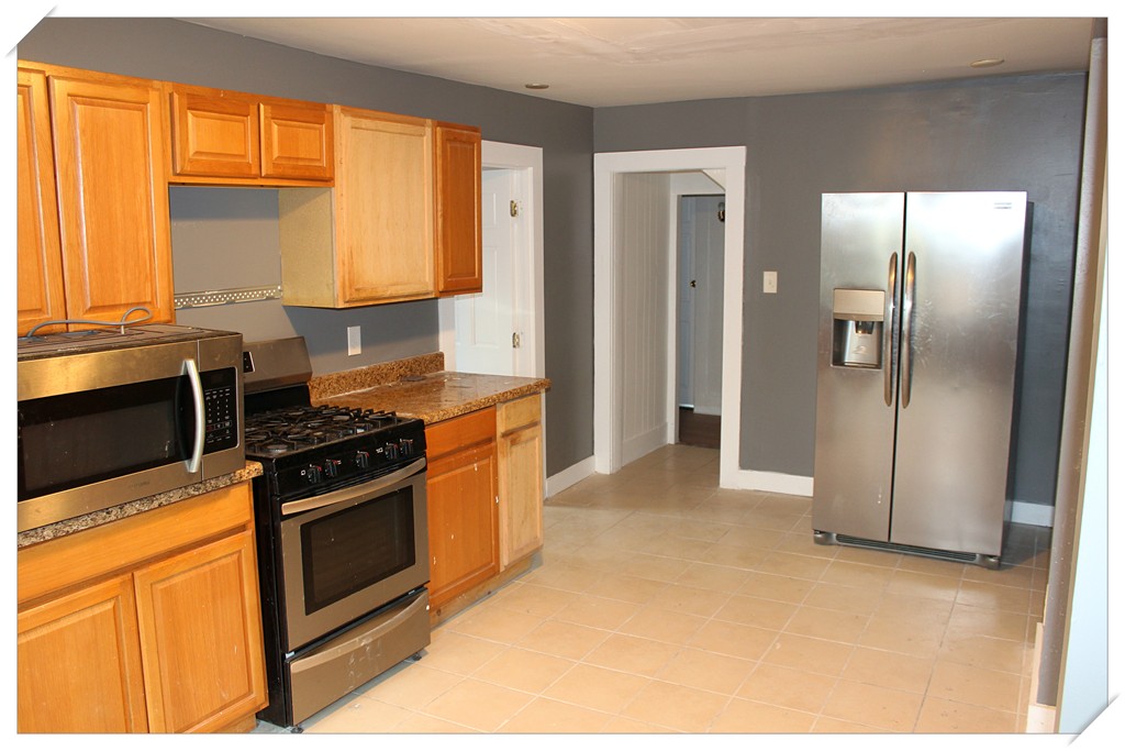 158 Pendleton Avenue Springfield, MA 01109 - Photo 3 of 9
