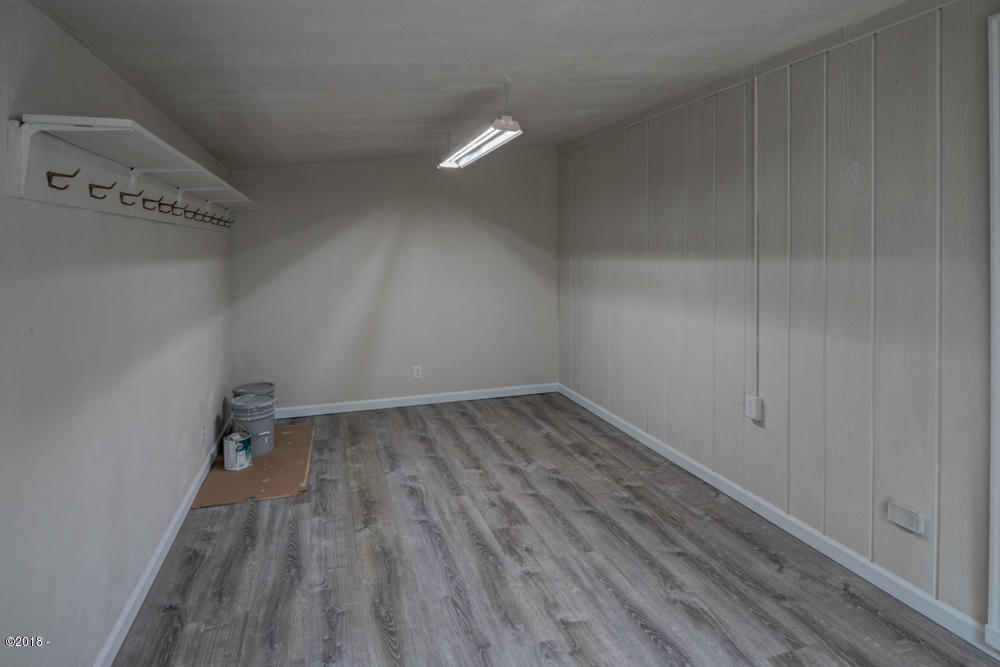 860 Northeast Wagon Road Toledo, OR 97391 - Photo 15 of 24 Walking -in