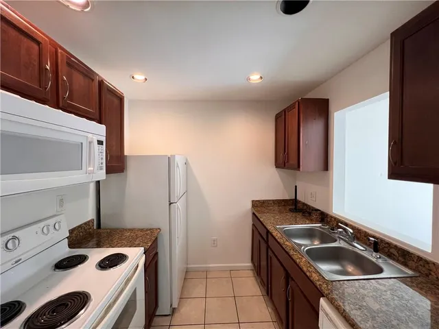 $1,250 | 2525 Riverland Drive, Unit 201, Chalmette, LA 70043