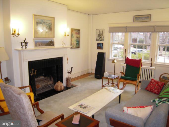 4220 Wickford Road Baltimore, MD 21210 - Photo 2 of 19 Living Room