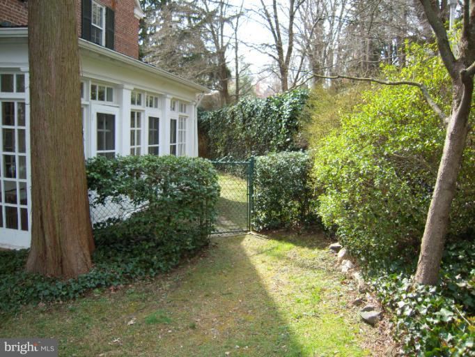 4220 Wickford Road Baltimore, MD 21210 - Photo 13 of 19 Side Yard