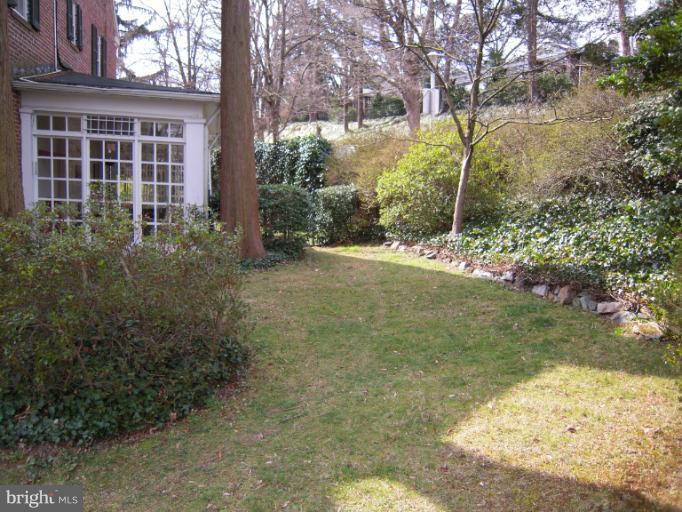4220 Wickford Road Baltimore, MD 21210 - Photo 16 of 19 Side Yard