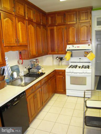 4220 Wickford Road Baltimore, MD 21210 - Photo 4 of 19 Kitchen