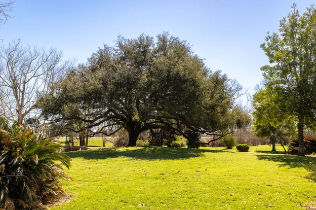 a view of a house with backyard