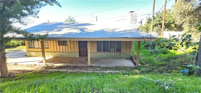 a view of a backyard with a garden and plants
