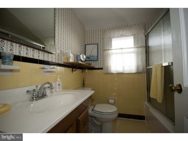 517 Netherwood Road Upper Darby, PA 19082 - Photo 19 of 25 Bathroom