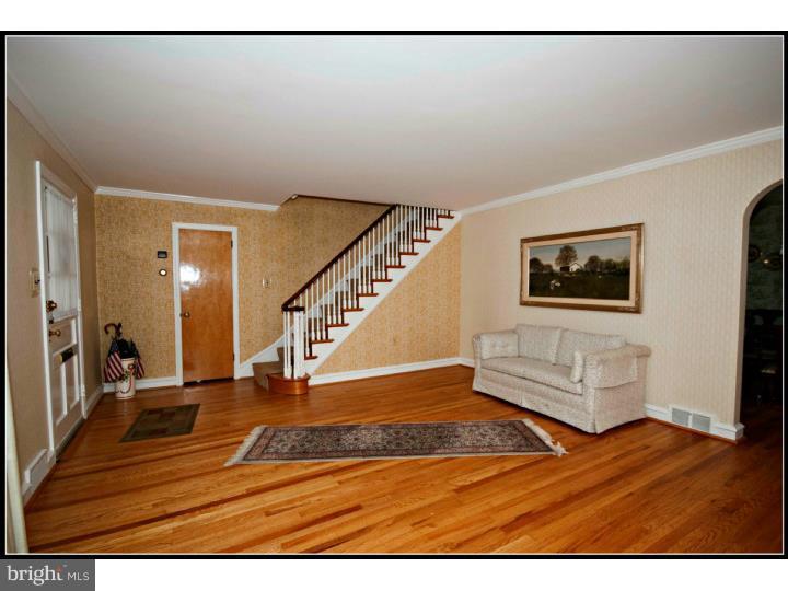 517 Netherwood Road Upper Darby, PA 19082 - Photo 4 of 25 Living Room