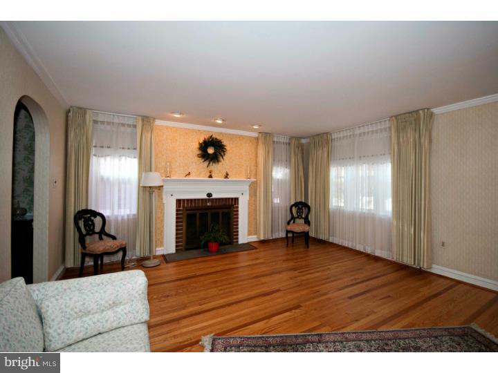 517 Netherwood Road Upper Darby, PA 19082 - Photo 5 of 25 Living Room