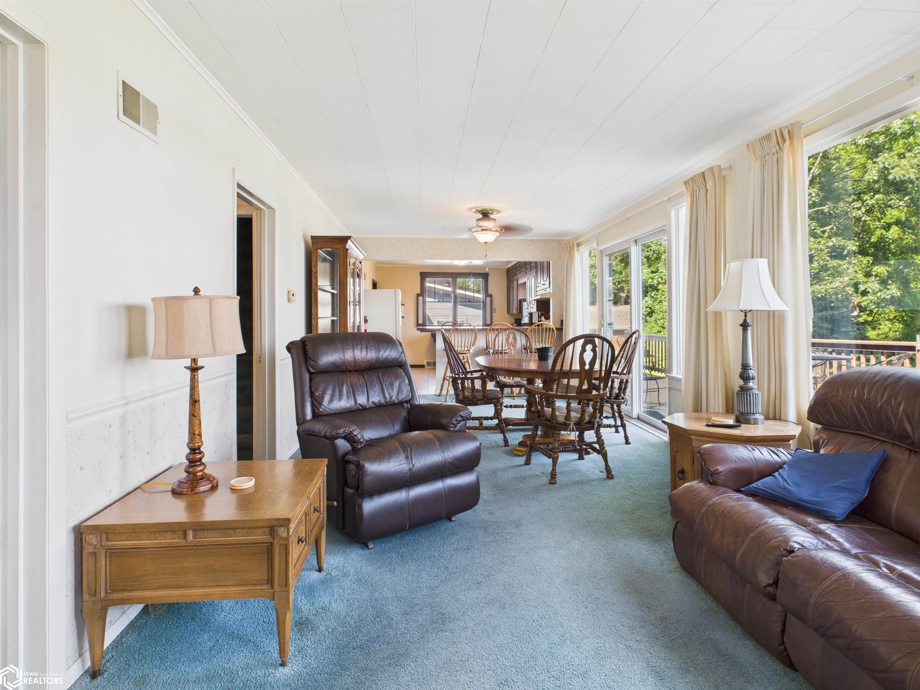 3370 Mississippi River Road Keokuk, IA 52632 - Photo 14 of 70 Living room