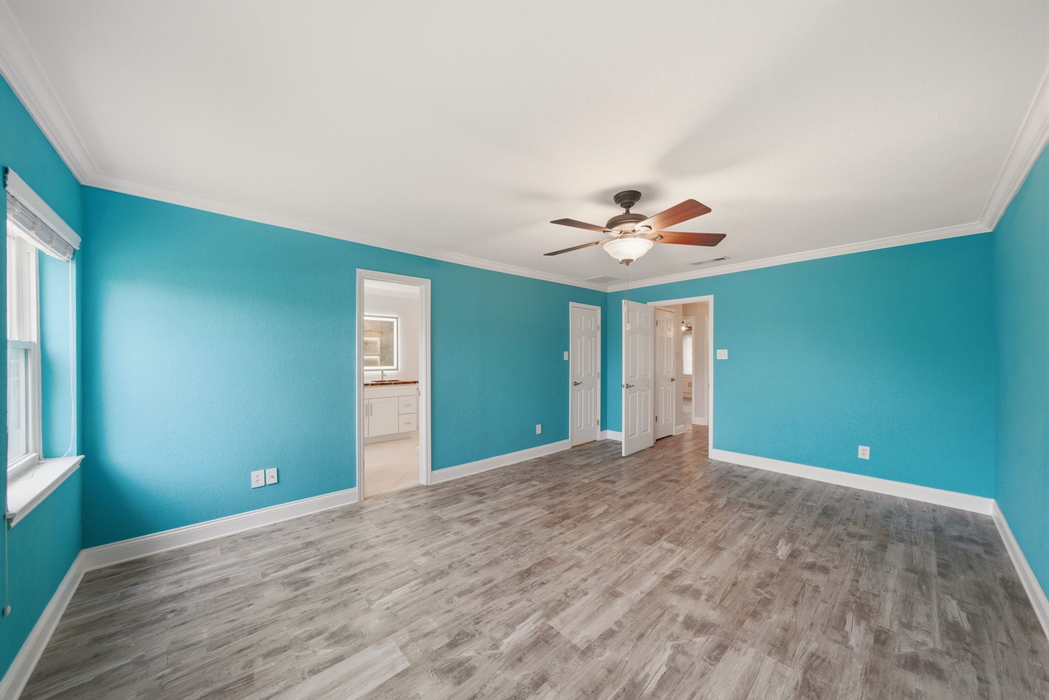 6452 Burgoyne Road, Unit 100 Houston, TX 77057 - Photo 23 of 44 a view of a big room with wooden floor and windows