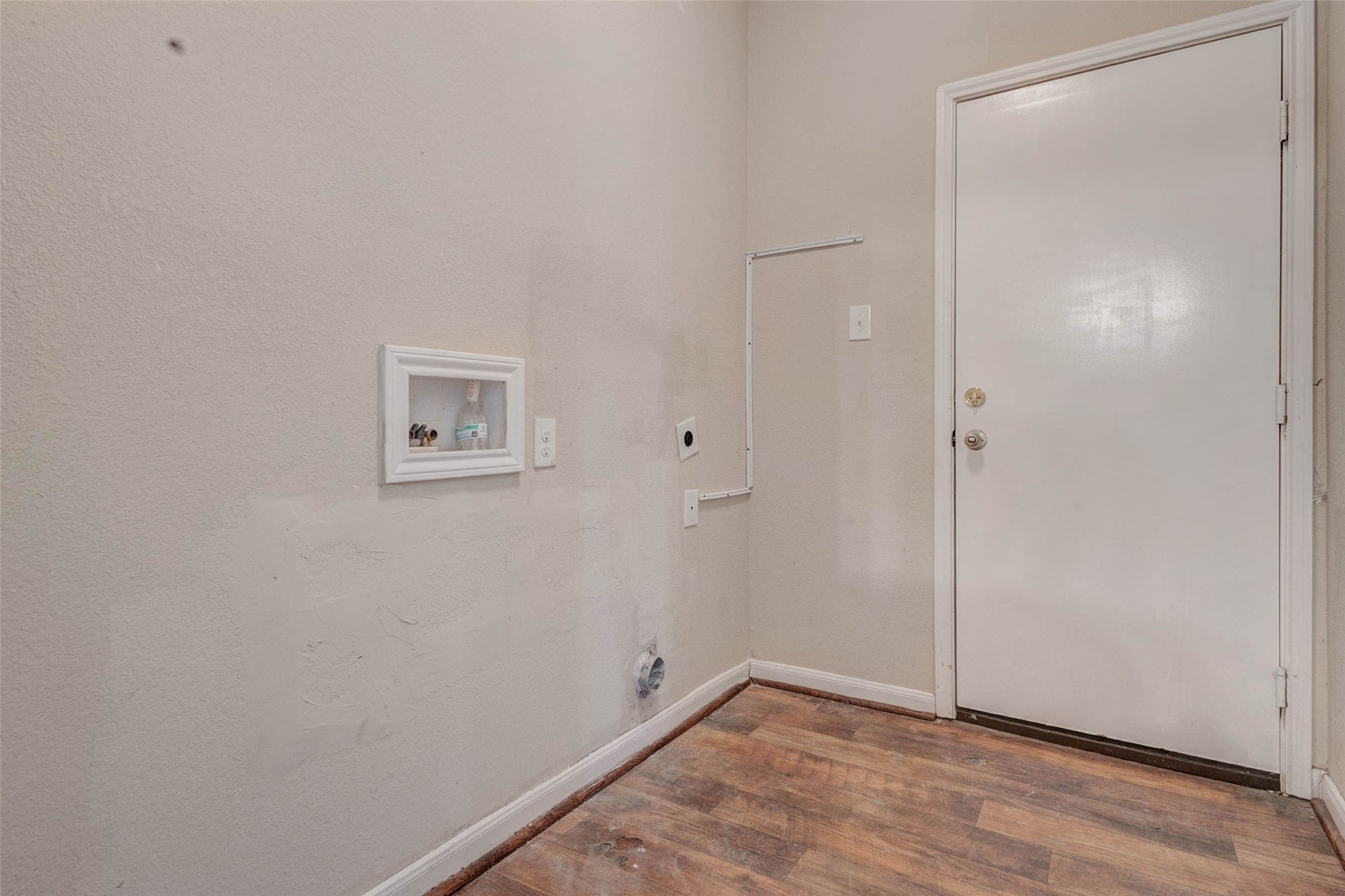 8622 Torcello Street Houston, TX 77031 - Photo 12 of 28 a view of small space with wooden floor and closet