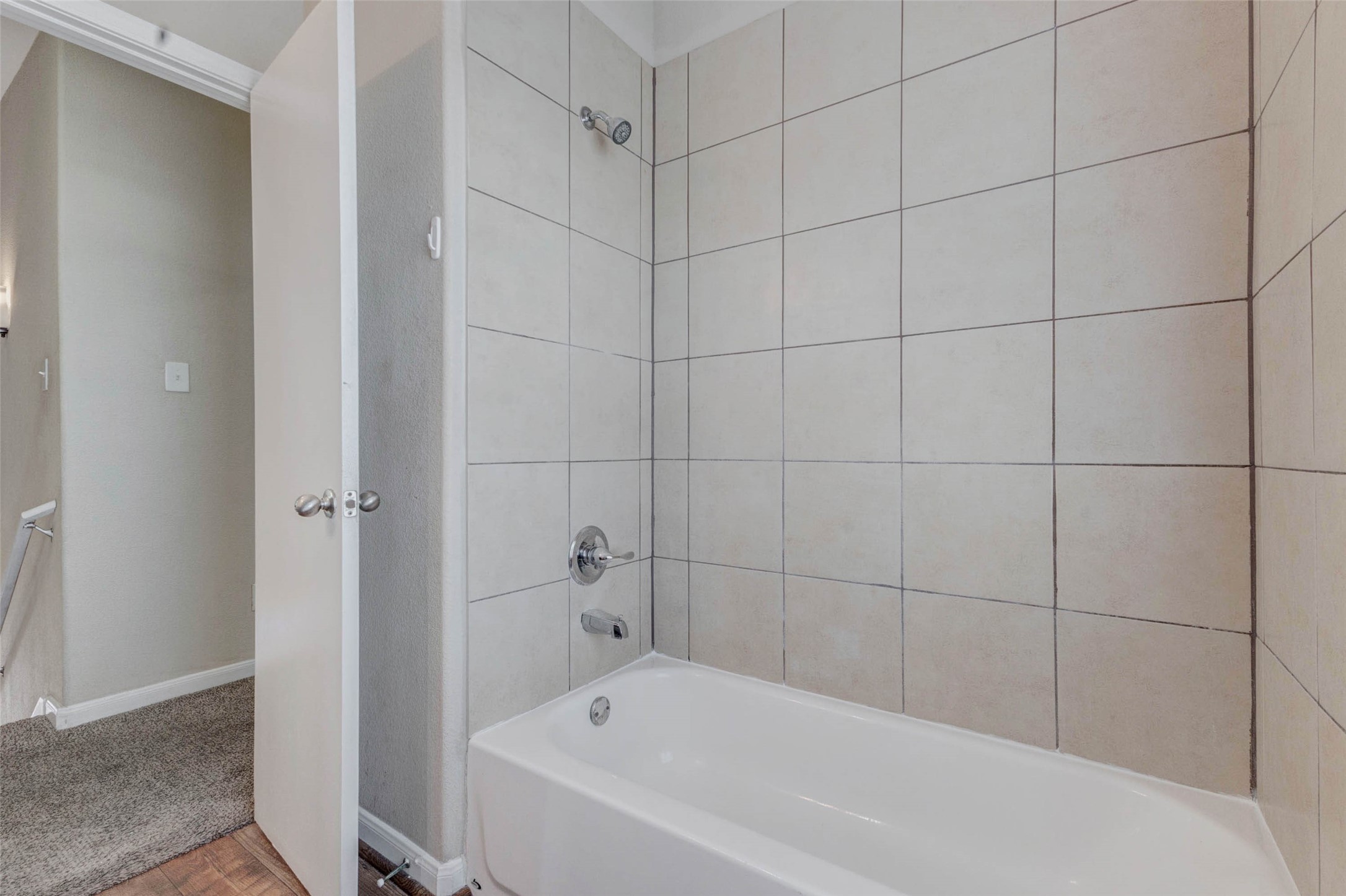 8622 Torcello Street Houston, TX 77031 - Photo 19 of 28 a bathroom with a bathtub