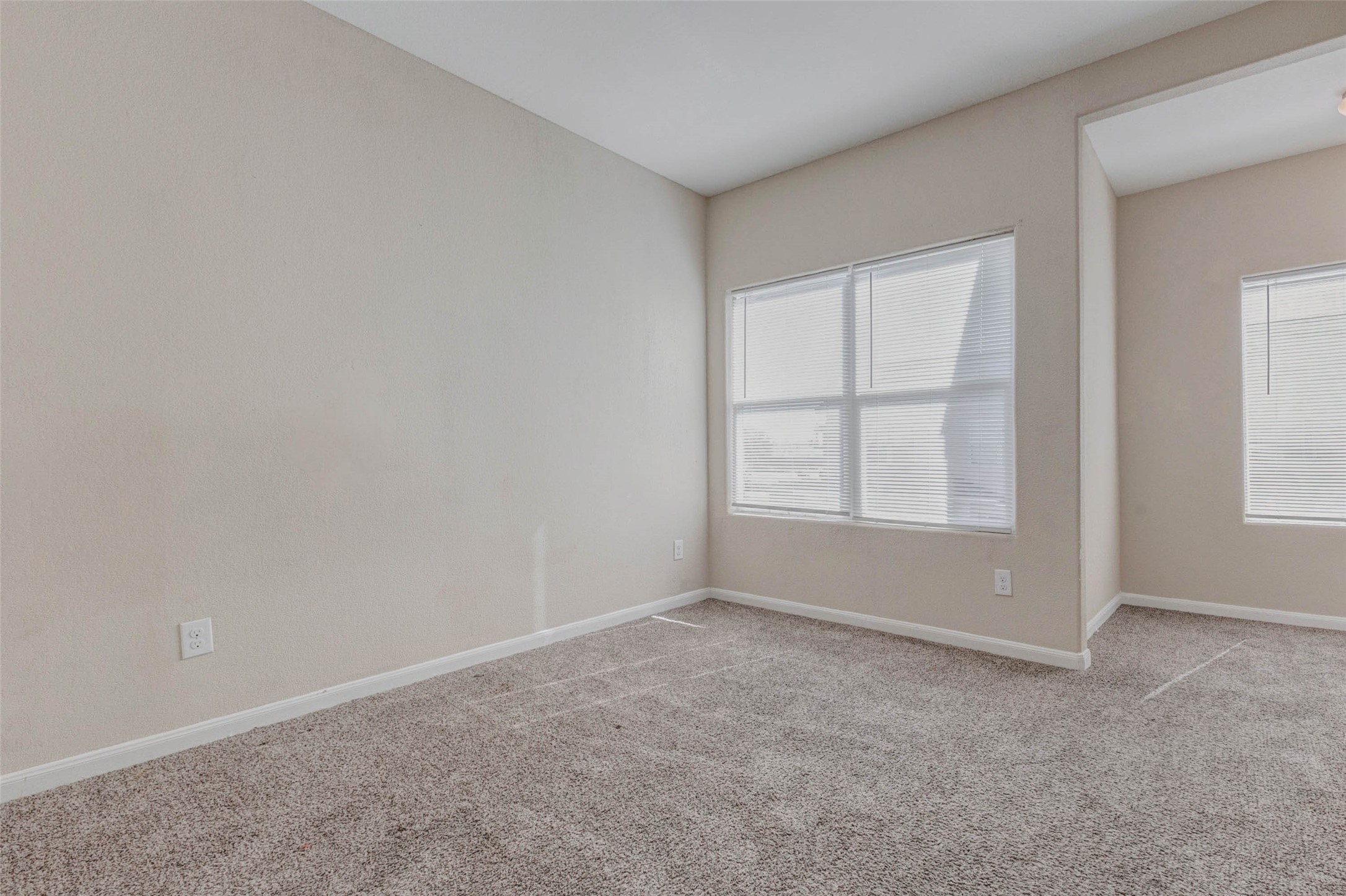 8622 Torcello Street Houston, TX 77031 - Photo 22 of 28 an empty room with windows
