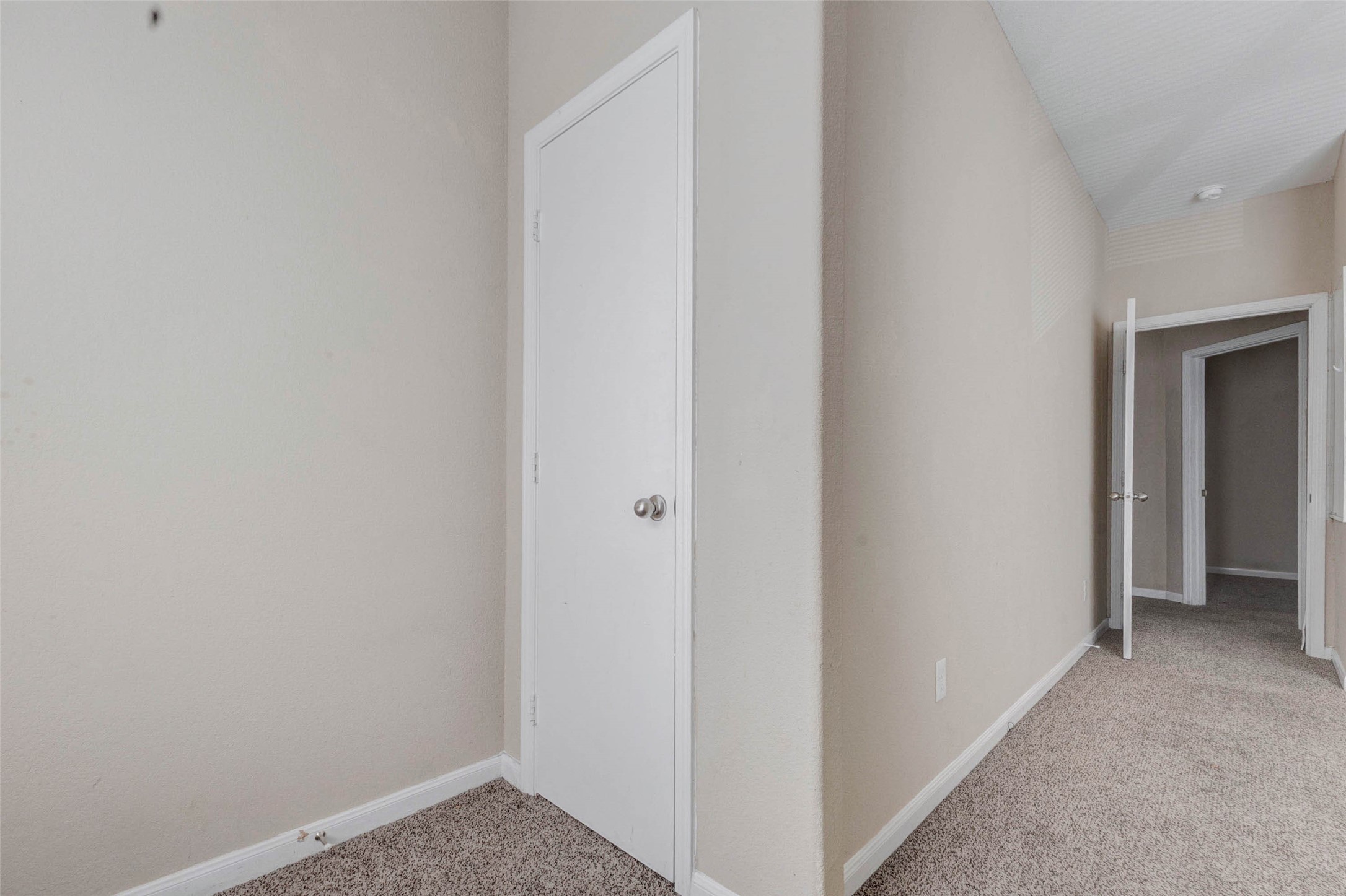 8622 Torcello Street Houston, TX 77031 - Photo 25 of 28 a view of hallway with closet