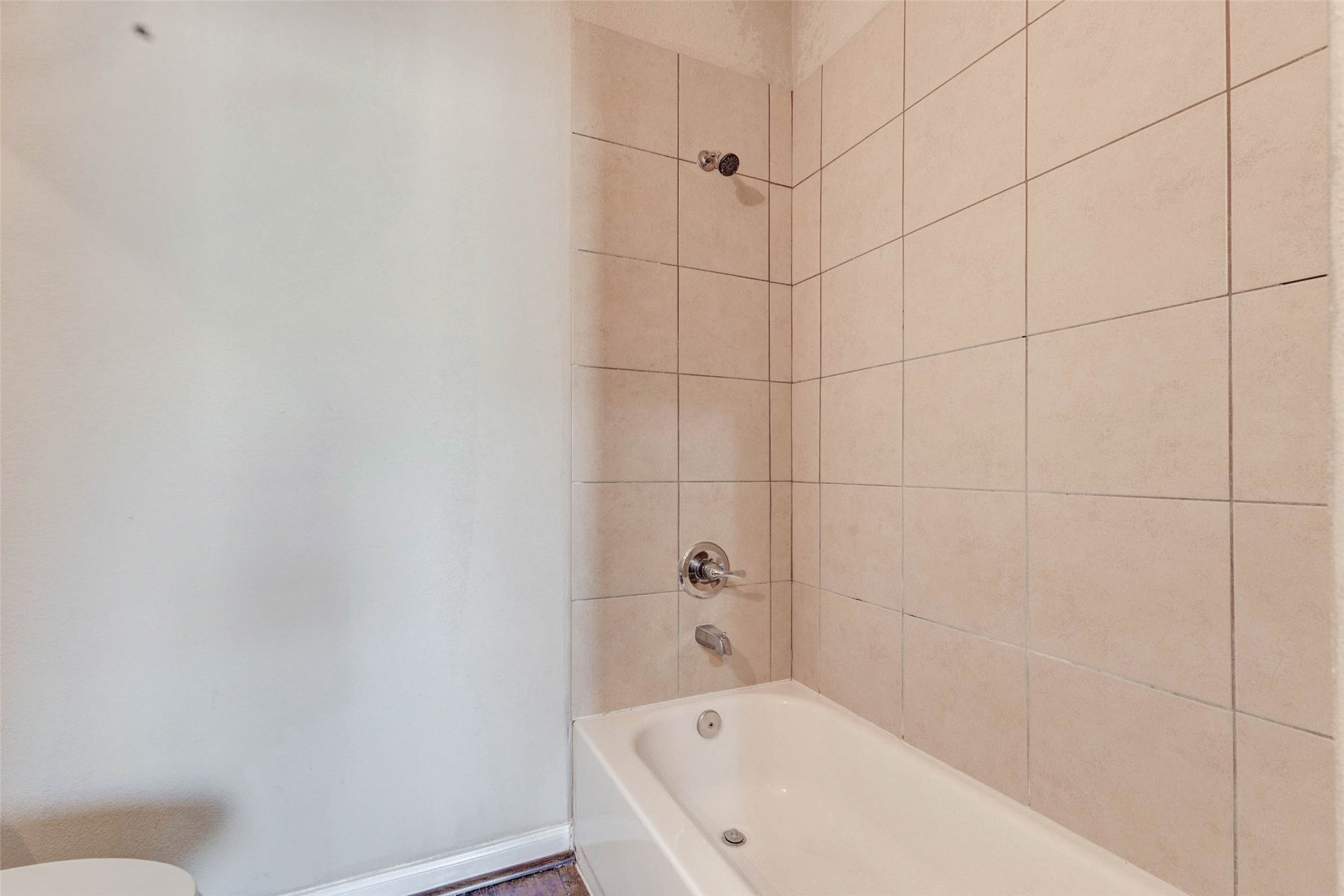 8622 Torcello Street Houston, TX 77031 - Photo 7 of 28 a bathroom with a bathtub