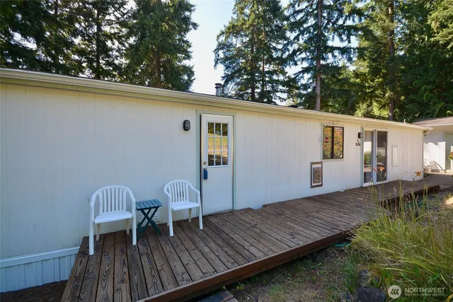 a view of a back yard of the house