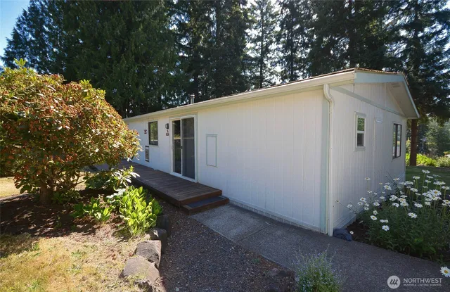a view of a house with backyard