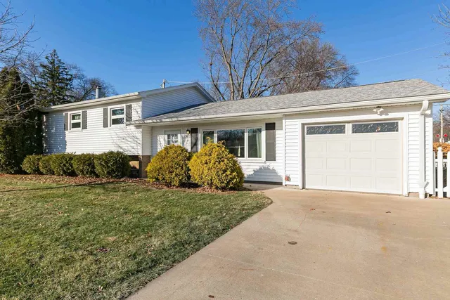 $2,450 | 1705 Elmwood Drive, Bettendorf, IA 52722