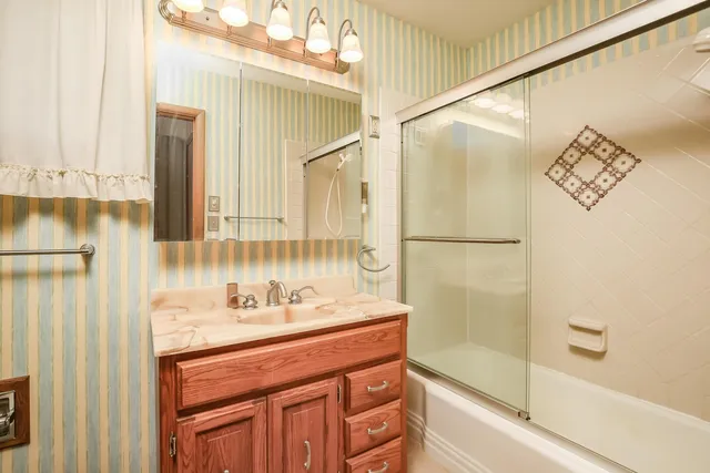 $2,450 | 1705 Elmwood Drive, Bettendorf, IA 52722