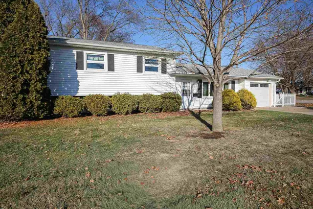 $2,450 | 1705 Elmwood Drive, Bettendorf, IA 52722