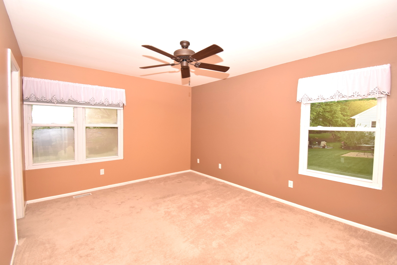 170 Hamlet Circle Montgomery, IL 60538 - Photo 9 of 13 an empty room with a window
