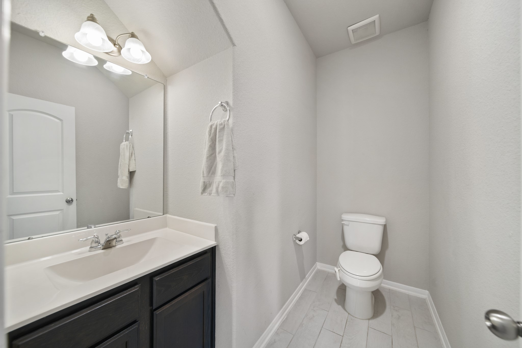 8802 Mallow Rose Way Rosharon, TX 77583 - Photo 14 of 29 Well-appointed half bathroom ideal for family, friends, and guests.