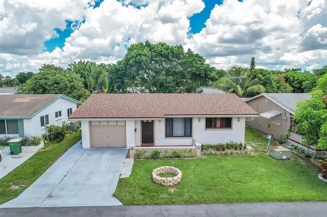 a view of a yard in front of a house