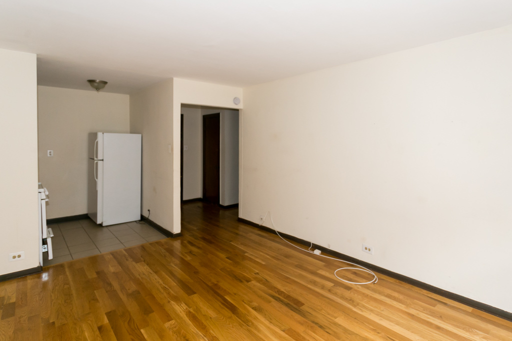 1211 West Elmdale Avenue, Unit 3 Chicago, IL 60660 - Photo 10 of 16 a view of an empty room with closet