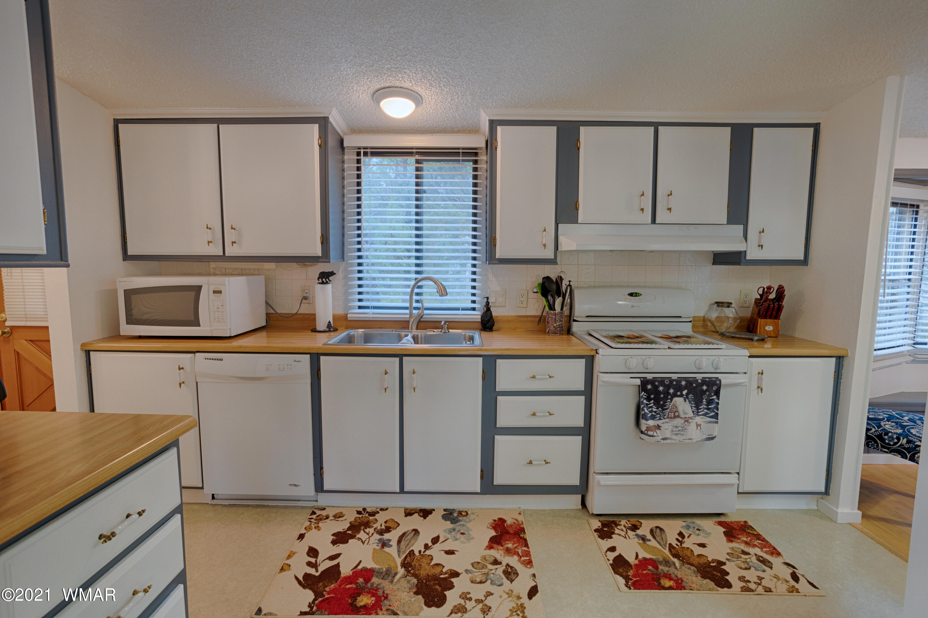 2191 Gingerbread Lane Overgaard, AZ 85933 - Photo 4 of 25