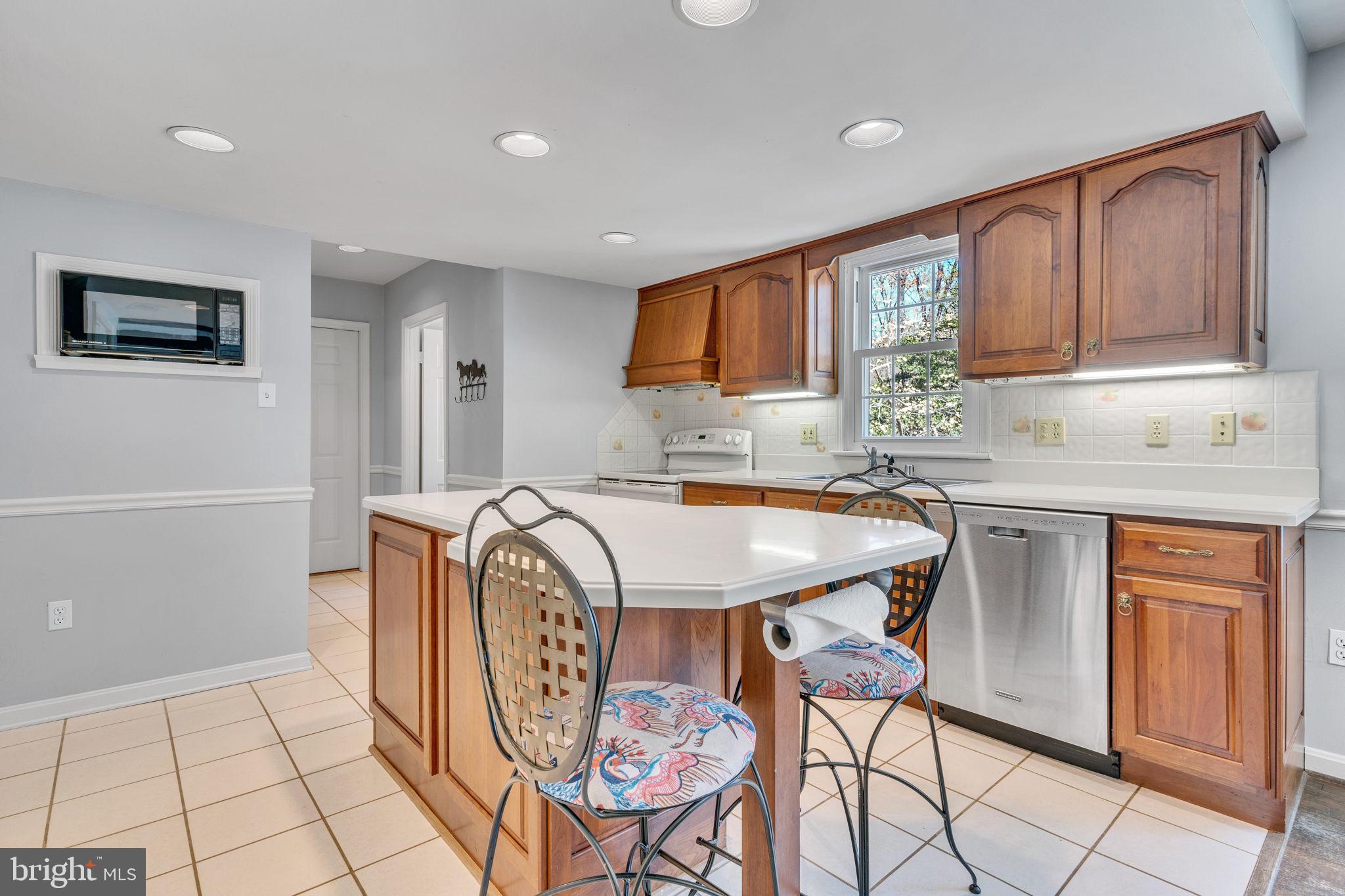 10231 3 Doctors Road Dunkirk, MD 20754 - Photo 13 of 63 a dinning room with a table and chairs
