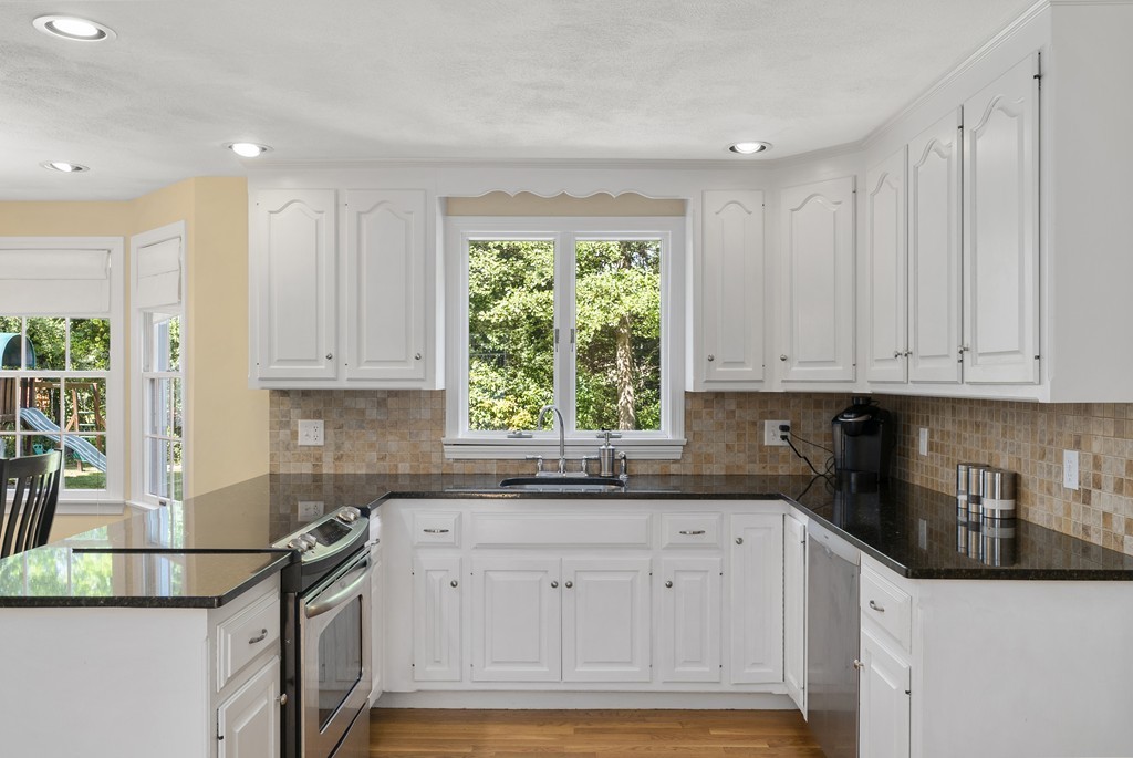 4 Lorraine Road Walpole, MA 02081 - Photo 4 of 26 Gallery Image 4