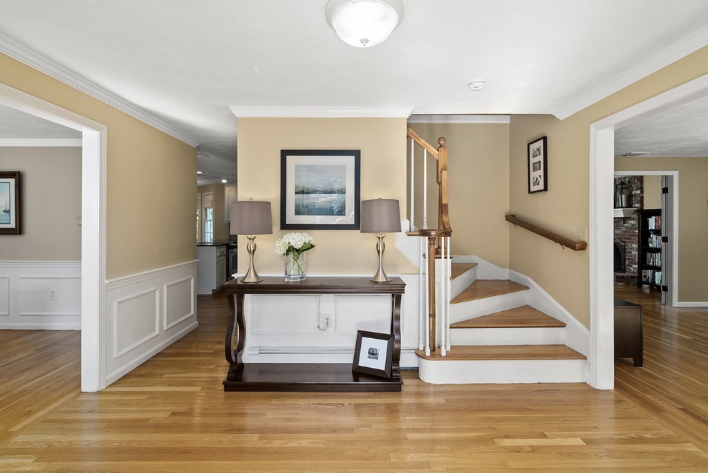 4 Lorraine Road Walpole, MA 02081 - Photo 8 of 26 Gallery Image 8