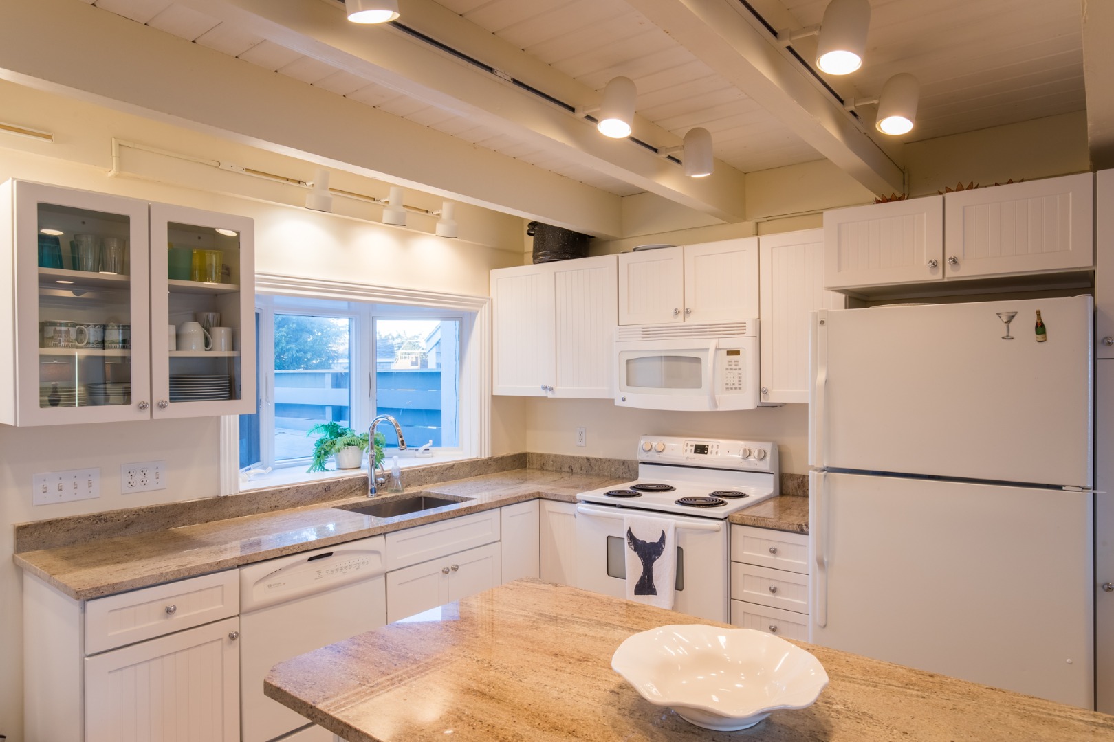 491 Katama Road, Unit D2 Edgartown, MA 02539 - Photo 5 of 13 Updated Kitchen