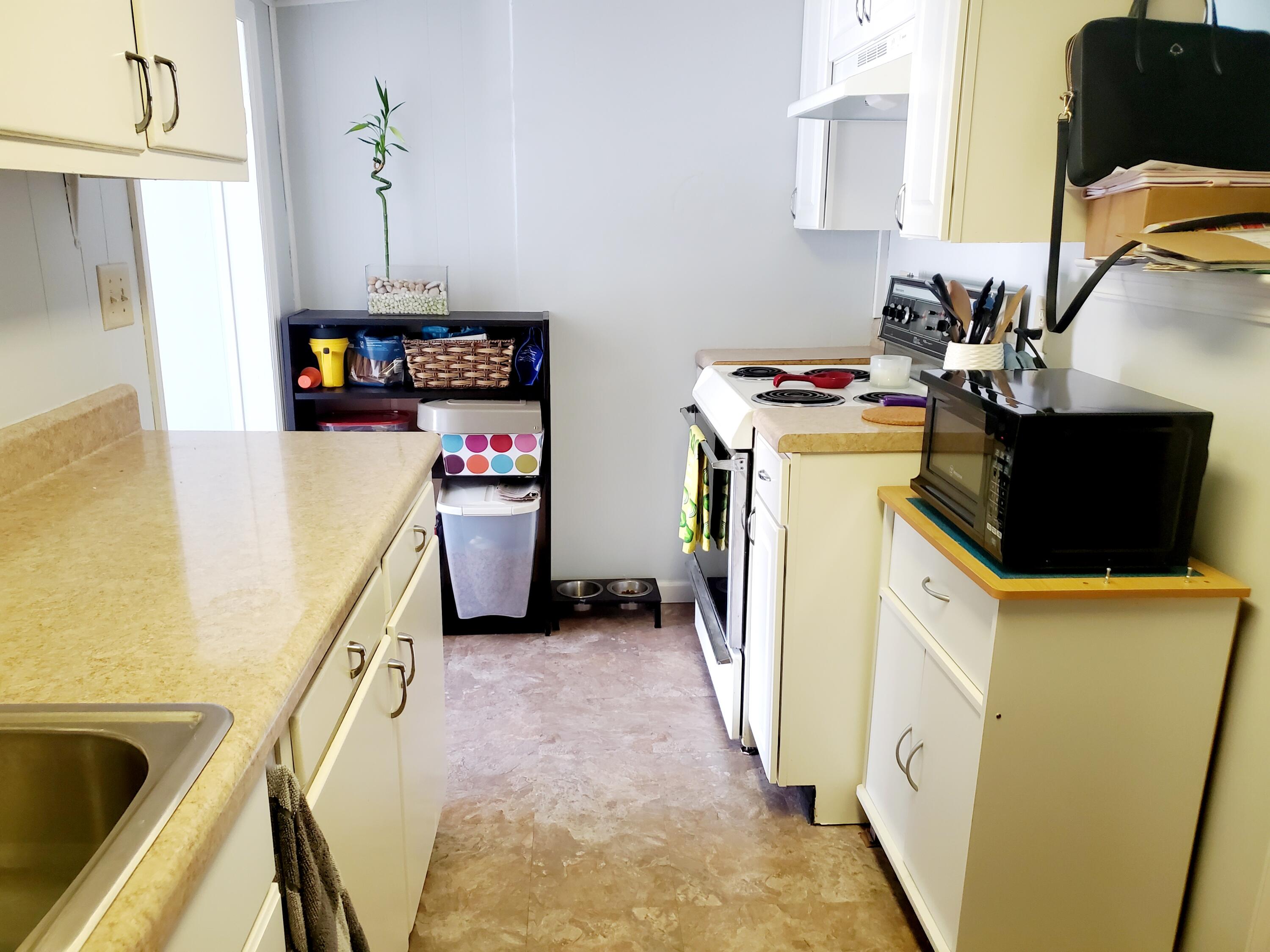 5535 Hollins Road Roanoke, VA 24019 - Photo 4 of 10 20210723_172806