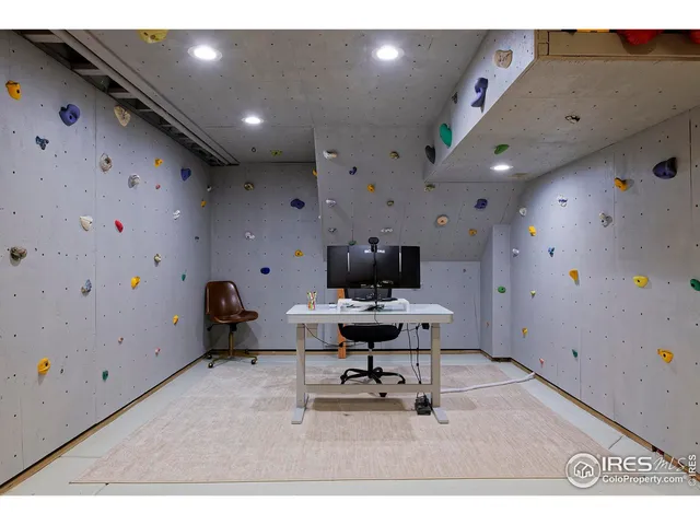 a view of a livingroom with furniture