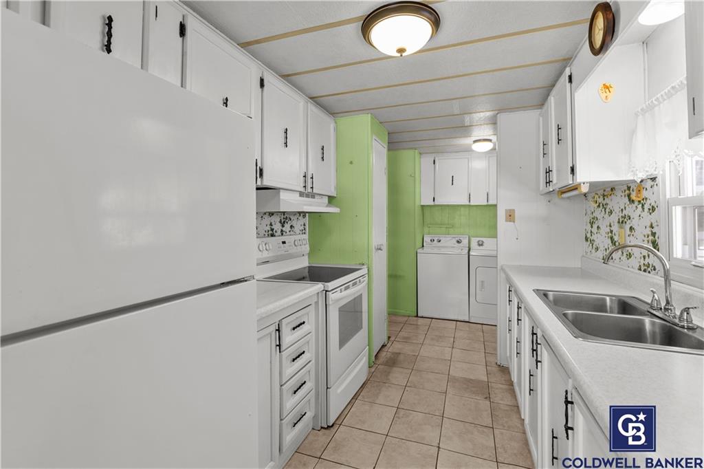 437 Blue Jay Lane Apollo, PA 15613 - Photo 13 of 30 a kitchen with stainless steel appliances a sink stove and cabinets
