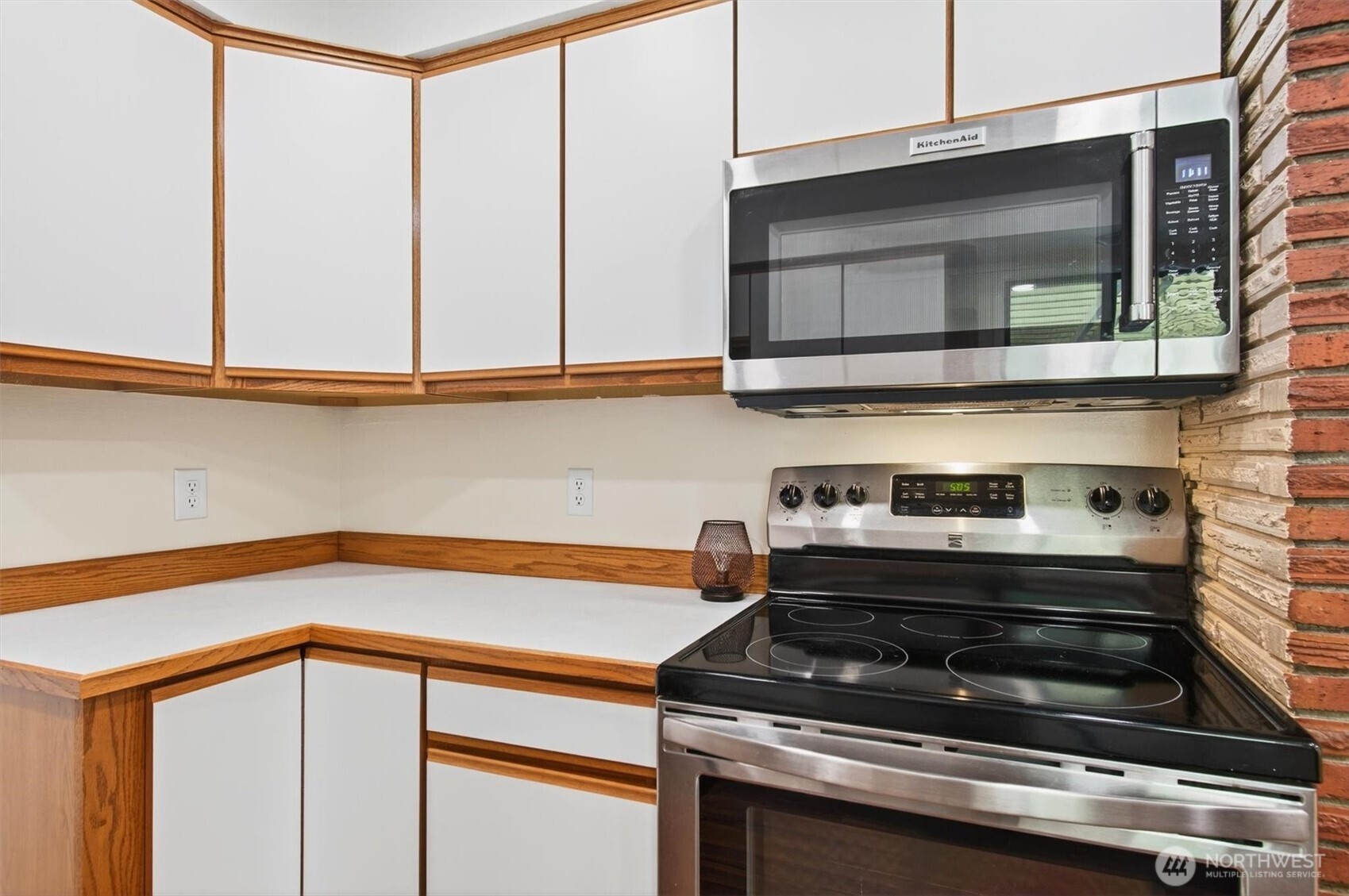 110 Laurel Park Drive Longview, WA 98632 - Photo 14 of 32 a kitchen with a stove and a microwave