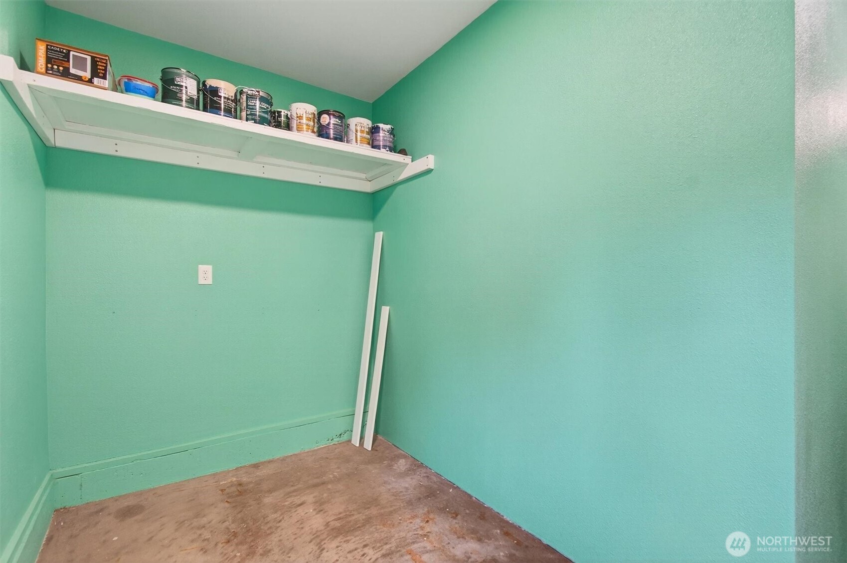 110 Laurel Park Drive Longview, WA 98632 - Photo 28 of 32 a bathroom with a sink and a mirror
