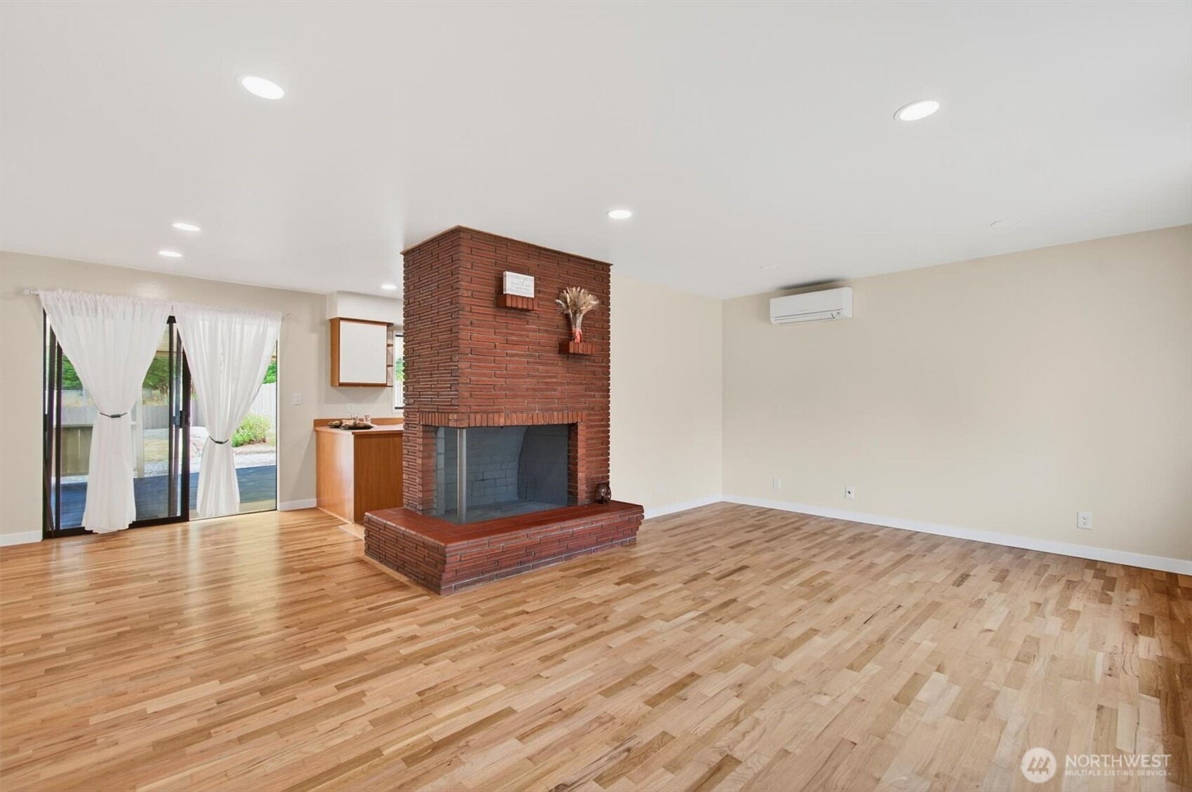 110 Laurel Park Drive Longview, WA 98632 - Photo 9 of 32 a view of a livingroom with a fireplace