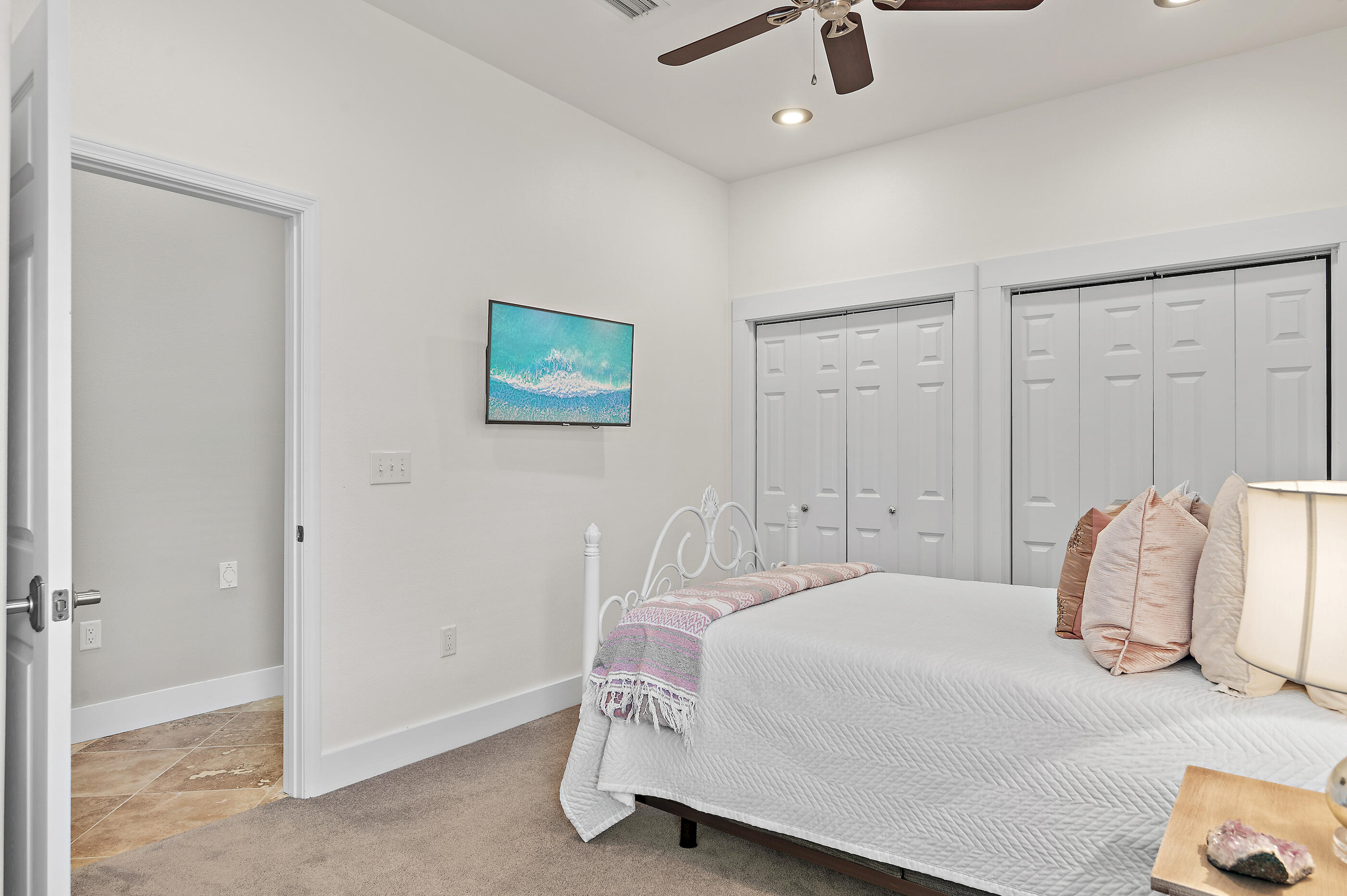 96 Hilltop Drive Santa Rosa Beach, FL 32459 - Photo 30 of 50 a bedroom with a bed and a lamp