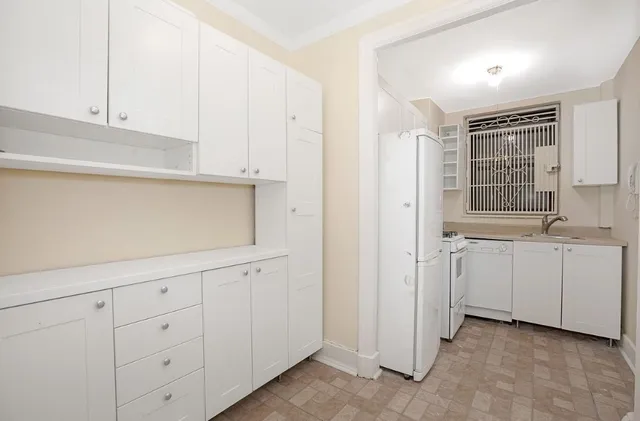 $710,000 | 135 West 58th Street, Unit 1C | Central Park South