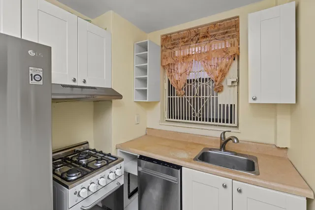 $710,000 | 135 West 58th Street, Unit 1C | Central Park South