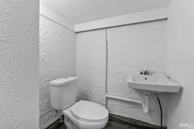 $529,900 | 8652 East Koher Road South, Syracuse, IN 46567