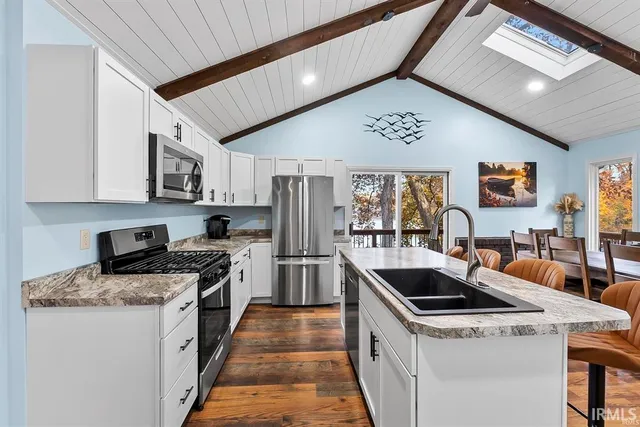 $529,900 | 8652 East Koher Road South, Syracuse, IN 46567