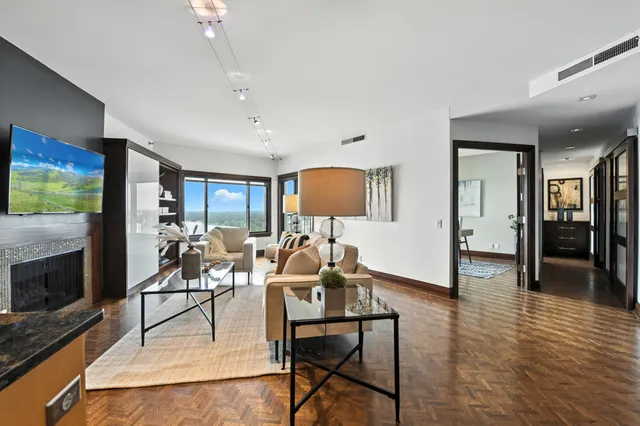 $2,995 | 2950 Dean Parkway, Unit 2205, Minneapolis, MN 55416